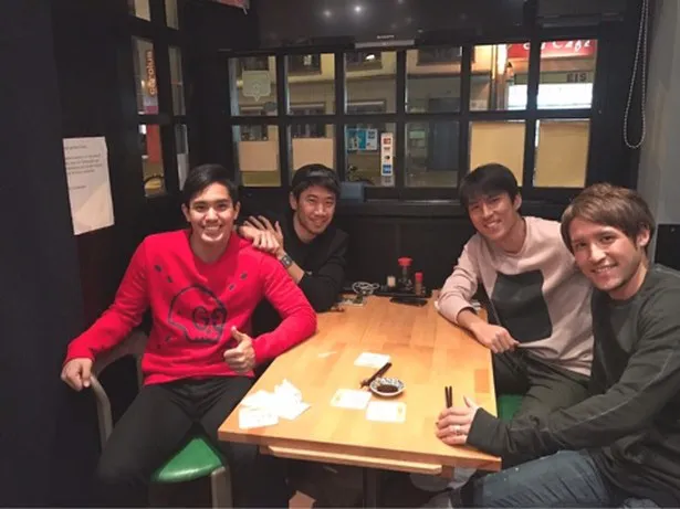 日本食レストランに集まった4人。左から武藤嘉紀、香川真司、長谷部誠、細貝萌