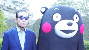タモリ、熊本城でくまモンにエールを送る！