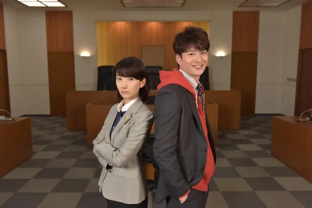 離婚裁判を争う弁護士を演じる波瑠と岡田将生(左から)