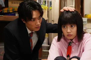 <悪女(わる)>鈴木伸之“小野”が今田美桜“麻理鈴”の頭をポン 高橋文哉“山瀬”は嫉妬!恋の四角関係どうなる?